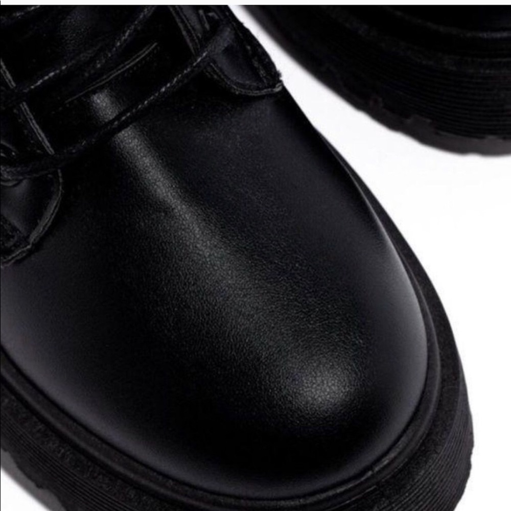 NWT!!!!! VEGAN LEATHER ABOVDE THE ANKLE BOOTS - Picture 4 of 6